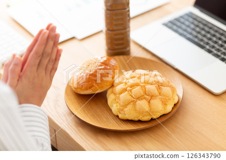 中年婦女在辦公桌上吃麵包 126343790