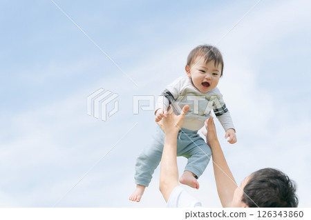 嬰兒被父親高高抱起 126343860