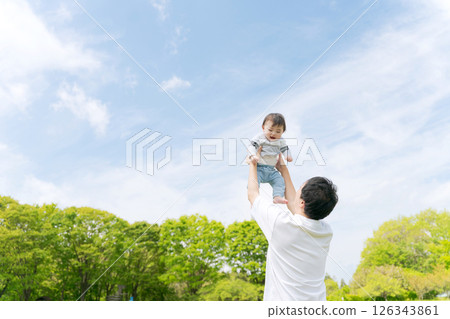 嬰兒被父親高高抱起 126343861