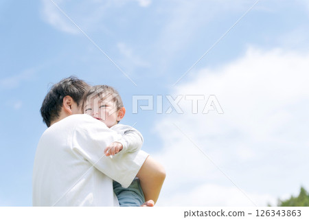 小男孩被父親抱著 小男孩被父親抱著 126343863