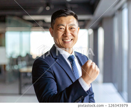 做膽量姿勢的一個微笑的商人 做膽量姿勢的一個微笑的商人 126343979