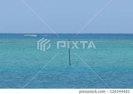 熱帶的藍色海洋和天空 熱帶的藍色海洋和天空 126344481