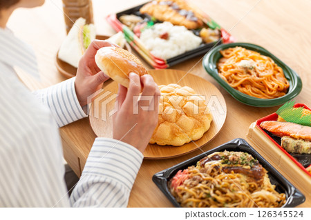 中年婦女吃得很多 126345524