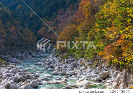 長野縣上松町的秋天－根目床的紅葉 126345603