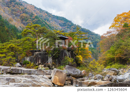 長野縣上松町的秋天-浦島窗根目洞的紅葉 長野縣上松町的秋天-浦島窗根目洞的紅葉 126345604
