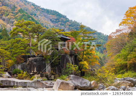 長野縣上松町的秋天-浦島窗根目洞的紅葉 長野縣上松町的秋天-浦島窗根目洞的紅葉 126345606