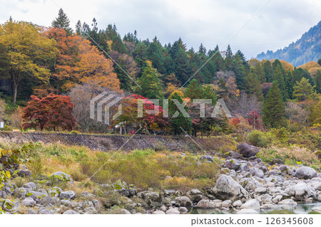 Autumn in Agematsu, Nagano Prefecture: Autumn leaves at Nezame-no-Toko Art Park 126345608