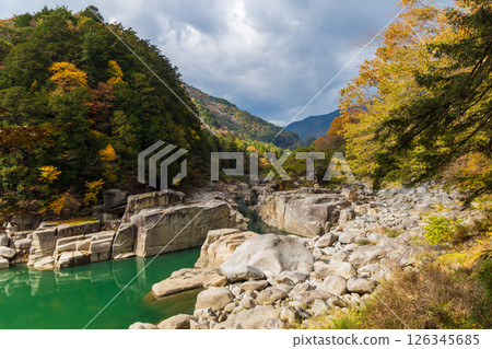 長野縣上松町的秋天－根目床的紅葉 126345685