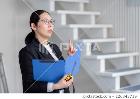 一位職業婦女正在查看房產 一位職業婦女正在查看房產 126345719