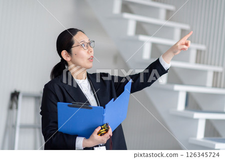 一位職業婦女正在查看房產 126345724