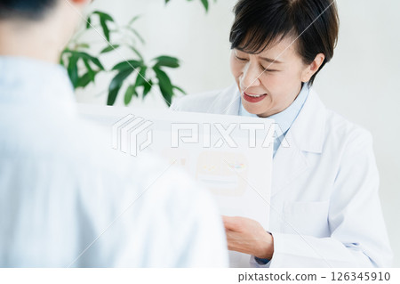 Registered dietitian who gives dietary guidance 126345910