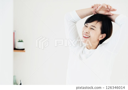  一個女人在窗邊伸展 126346014