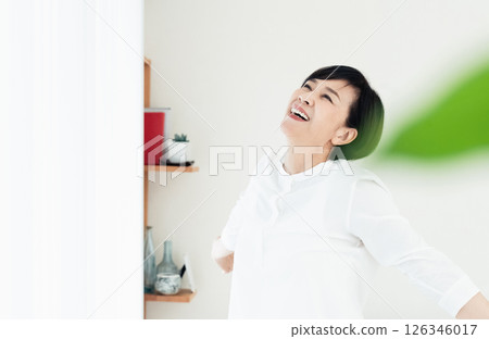  一個女人在窗邊伸展 126346017