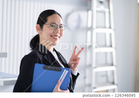 A smiling female architect signing a one-point signature 126346095