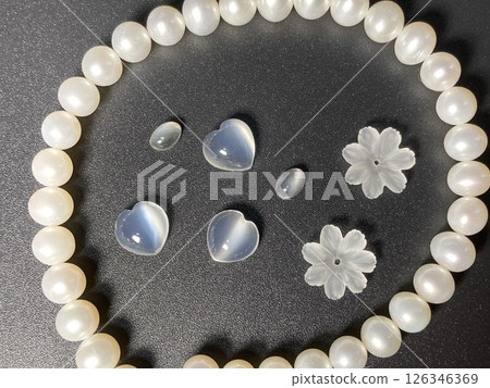 黑色背景上用石頭串在一起的珍珠 黑色背景上用石頭串在一起的珍珠 126346369