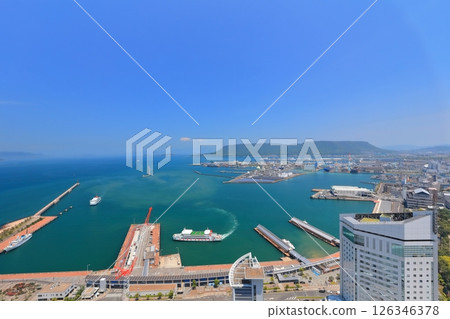 [香川縣] 從高松標誌塔展望台（Sunport Takamatsu）看到的高松港和瀨戶內海諸島 126346378