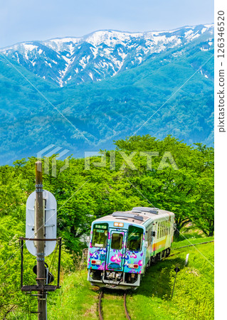 山形鐵道花長井線：以雪山為背景，新綠中行駛的列車（荒戶四季之鄉） 126346520