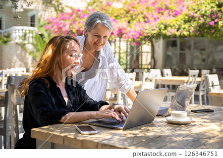 laptops, working, brainstorming 126346751