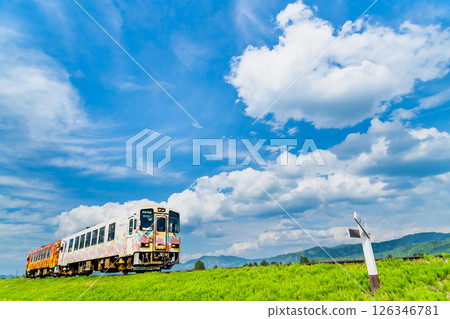 山形鐵道花長井線：行駛在新綠原野間的列車（白戶～羽前成田） 126346781