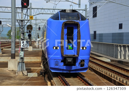 Limited Express "Souya" bound for Wakkanai (Kiha 261 series) entering Asahikawa Station Limited Express "Souya" bound for Wakkanai (Kiha 261 series) entering Asahikawa Station 126347309