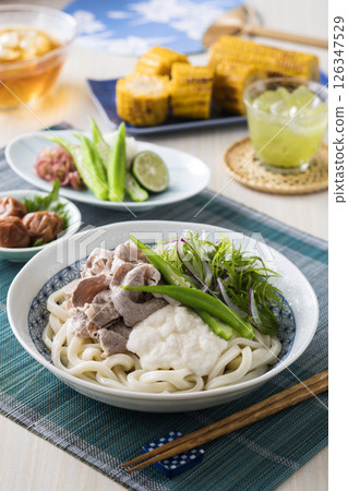 豬肉涮鍋和山藥冷烏龍麵 豬肉涮鍋和山藥冷烏龍麵 126347529