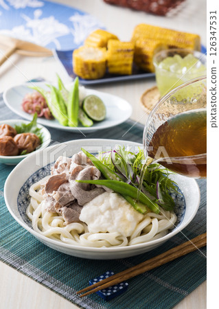 豬肉涮鍋和山藥冷烏龍麵 豬肉涮鍋和山藥冷烏龍麵 126347531