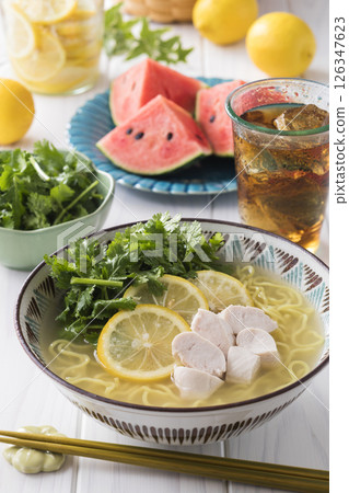 加了大量香菜、鹽和檸檬的冷拉麵 126347623