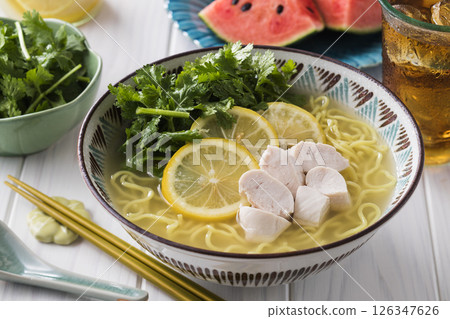 加了大量香菜、鹽和檸檬的冷拉麵 加了大量香菜、鹽和檸檬的冷拉麵 126347626