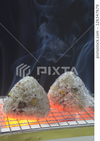 用炭火烤製的雜糧飯糰,煙霧繚繞 用炭火烤製的雜糧飯糰,煙霧繚繞 126347679