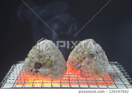 用炭火烤製的雜糧飯糰，煙霧繚繞 126347682