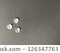 黑色背景上的心形石頭 126347763