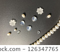 黑色背景上有很多小石頭和珍珠的項鍊 126347765