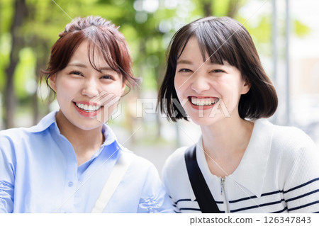 一個女人帶著微笑 126347843
