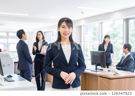 在辦公室工作的女商人 126347923
