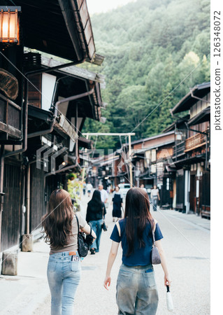 <長野縣>奈良井宿觀光的兩位女士 126348072