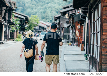 A couple enjoying sightseeing in Narai-juku 126348275