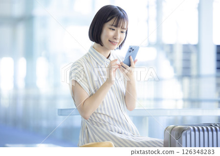旅行 一位女士正在外出旅行 旅行 一位女士正在外出旅行 126348283