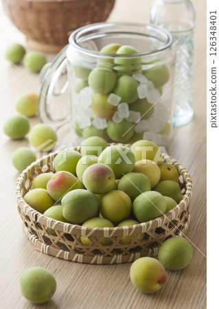 Green plums/preparation for pickling plum wine Green plums/preparation for pickling plum wine 126348401