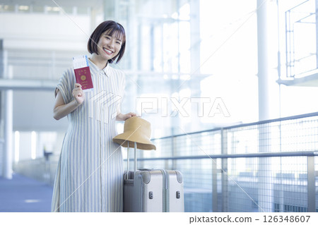 旅行 一位女士前往海外旅行 旅行 一位女士前往海外旅行 126348607