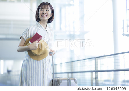 旅行 一位女士前往海外旅行 126348609