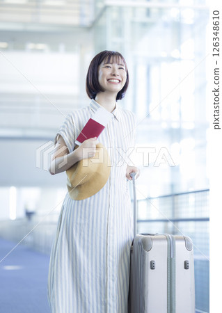 旅行 一位女士前往海外旅行 旅行 一位女士前往海外旅行 126348610