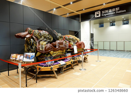 JR加賀溫泉站展示的加賀傳統工藝神轎 JR加賀溫泉站展示的加賀傳統工藝神轎 126348660