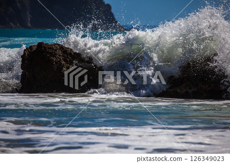 浪花拍打著堅硬的岩石 126349023