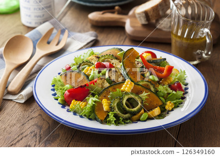 烤夏季蔬菜沙拉 126349160