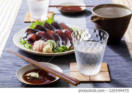 燒酒和炙烤鰹魚 126349470