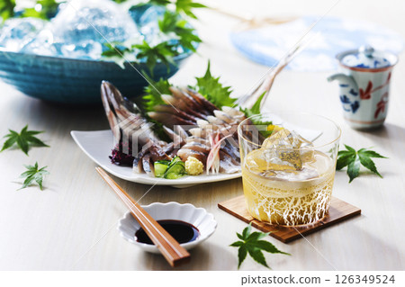 燒酒和竹莢魚生魚片 燒酒和竹莢魚生魚片 126349524