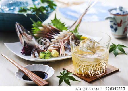 燒酒和竹莢魚生魚片 126349525