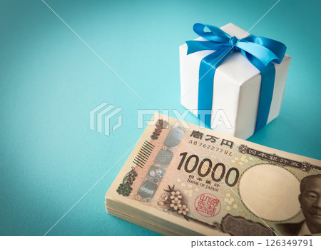 Present and 10,000 yen bill, gift box, gift 126349791