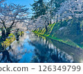 Cherry blossoms reflected on the water surface under full-blooming spring cherry blossoms 126349799
