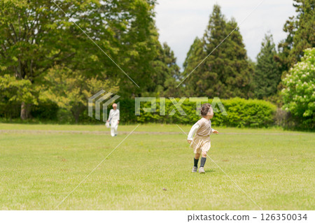 在公園裡玩的女孩 在公園裡玩的女孩 126350034